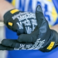rekawice-taktyczne-mechanix-wear-original-core-3-założone-Salon-Broni.jpg