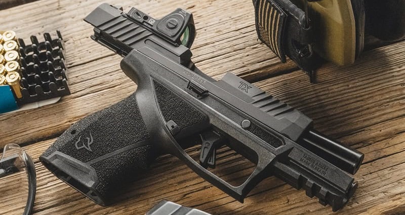 Pistolet Taurus TX9C Compact z zamontowanym kolimatorem.