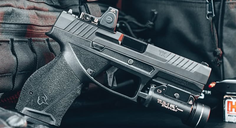 Pistolet Taurus TX9F z zamontowanym kolimatorem.
