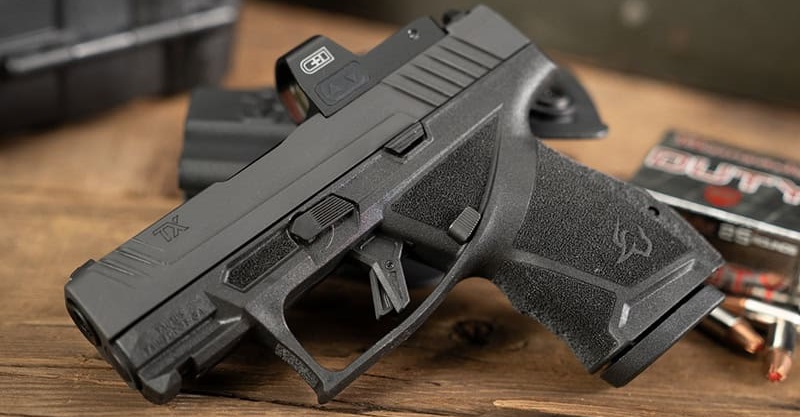 Pistolet Taurus TX9SC Subcompact z zamontowanym kolimatorem.