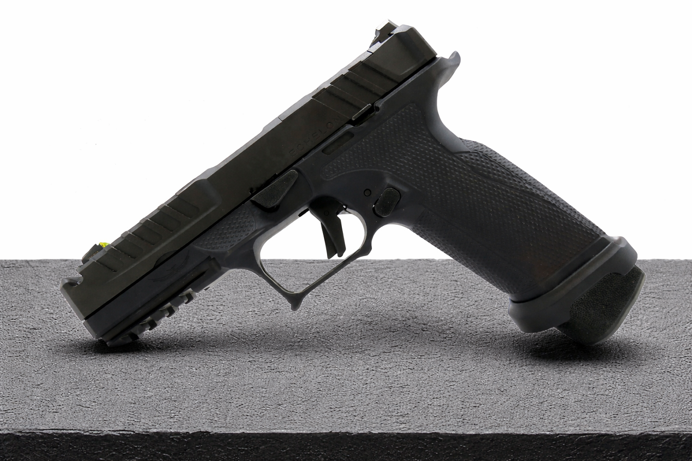 Pistolet-echeon-z-chwytem-Icarus-ACE-i-lejkiem-Salon-Broni